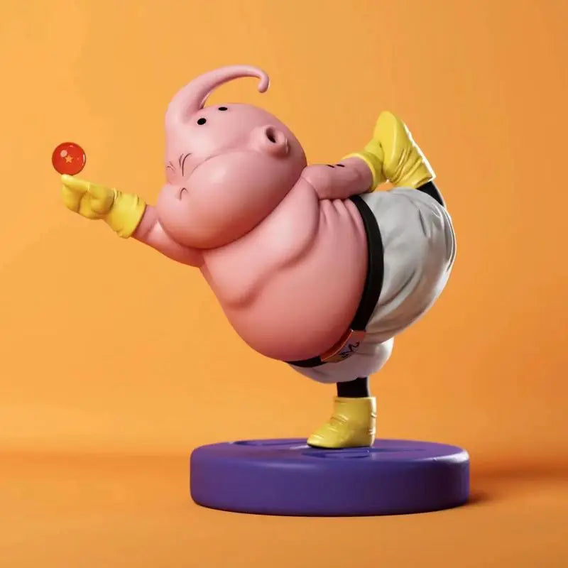 Majin buu segurando uma esfera do dragão