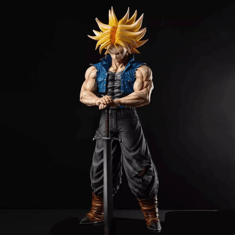 Trunks do futuro segurando com as duas mãos a espada, que esta com a ponta no chão, e o cabo segurando com as duas mãos